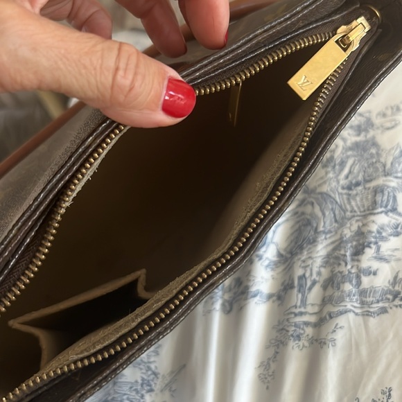 Authentic Louis Vuitton Monogram Looping MM Shoulder Bag. - Picture 9 of 14